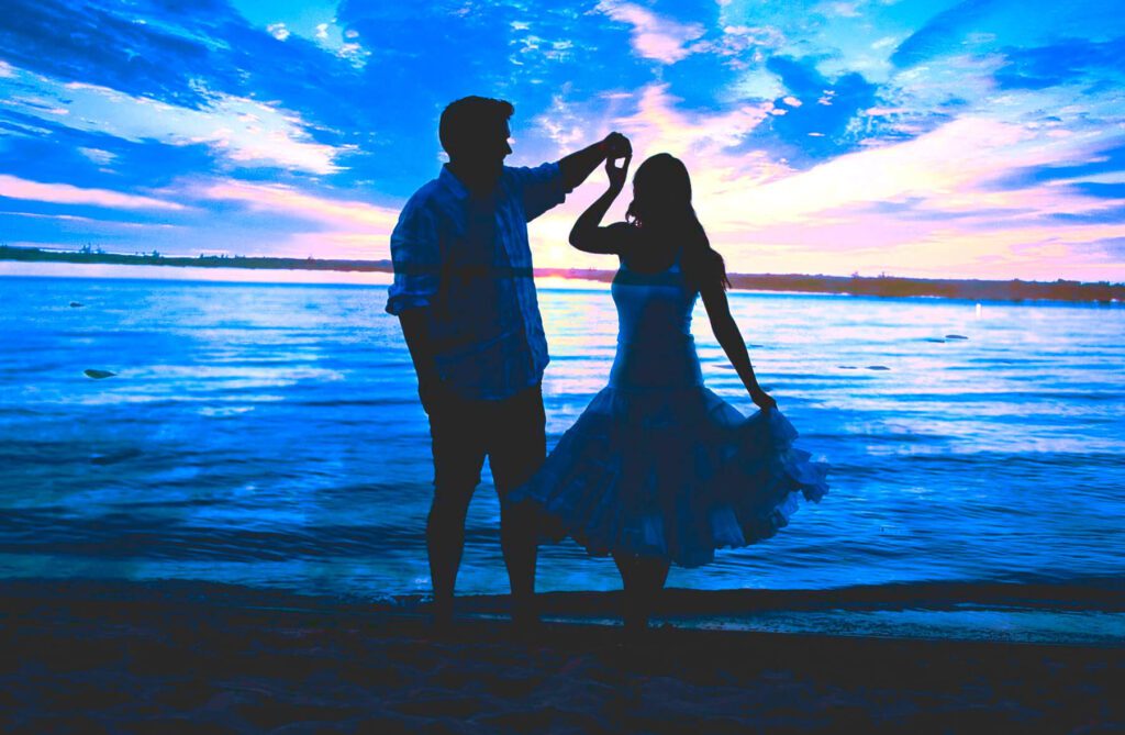 Para na romantycznym spacerze na plaży